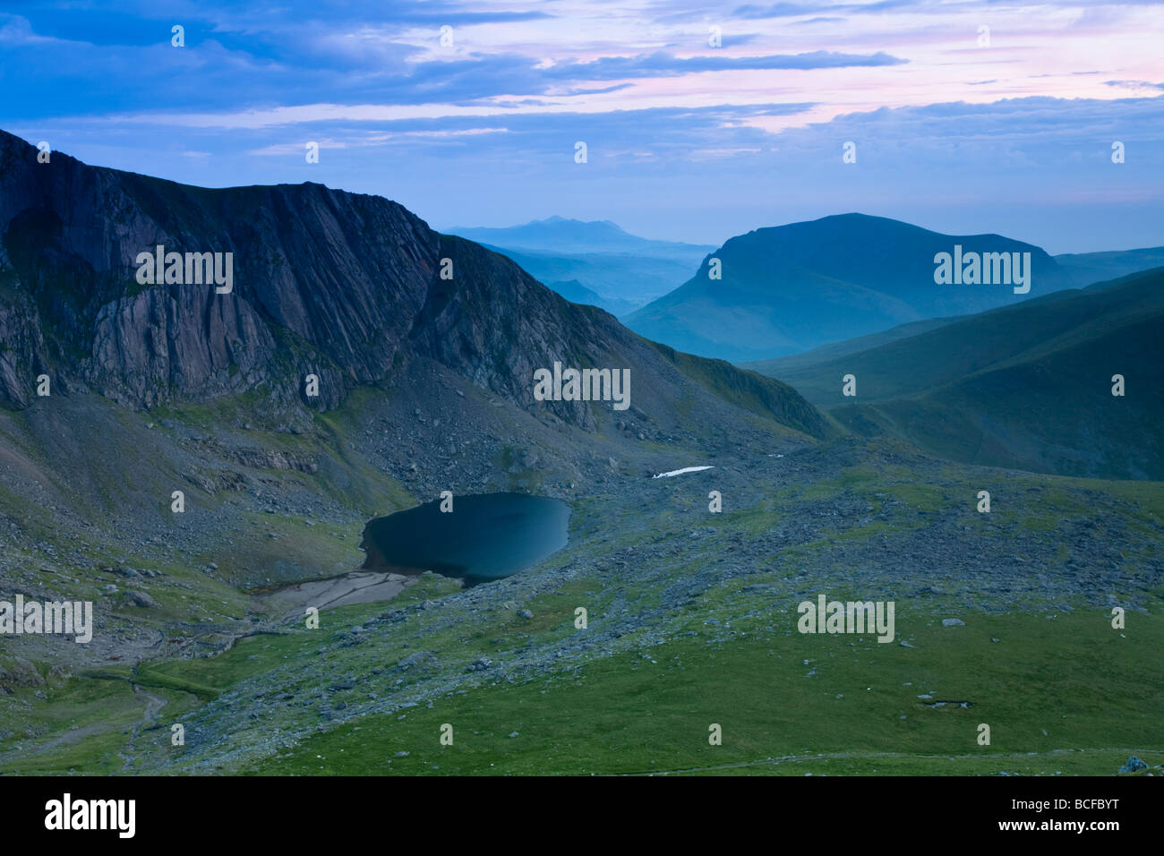 Spät abends Licht über Clogwyn Coch und Llyn Du'r Arddu von Llanberis Weg an den Hängen des Snowdon, Snowdonia, North Wale Stockfoto