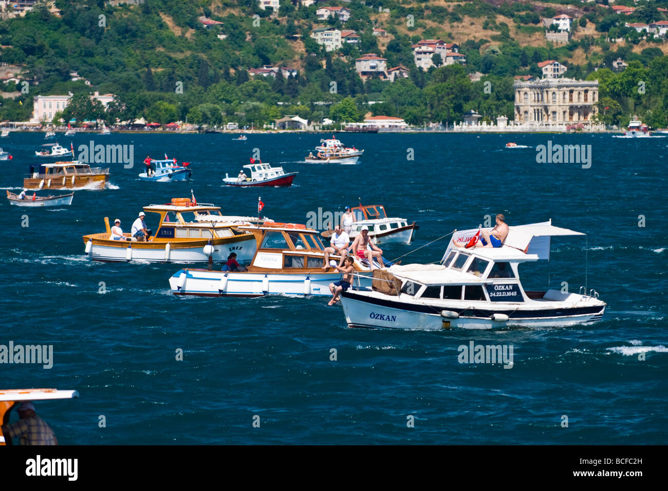 Türkei, Istanbul, Bosporus oder Bogazi, Flotille der lokalen Privatbooten Protest über Volumen des internationalen Schiffe Stockfoto