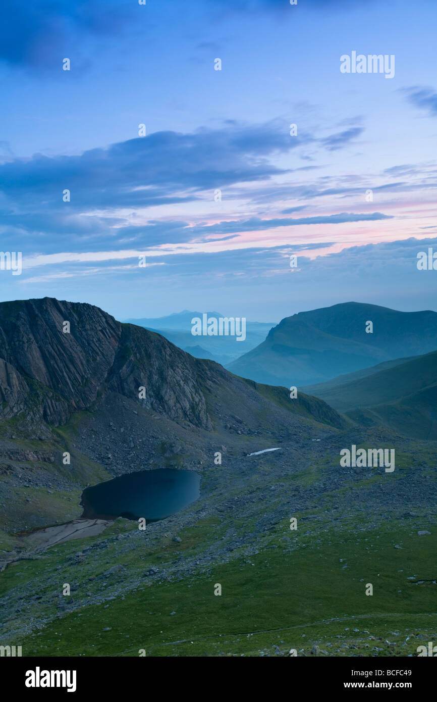 Spät abends Licht über Clogwyn Coch und Llyn Du'r Arddu von Llanberis Weg an den Hängen des Snowdon, Snowdonia, North Wale Stockfoto