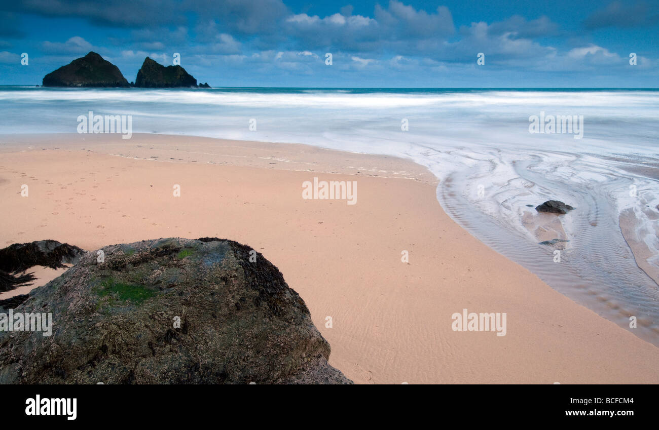 Langzeitbelichtung der Holywell Strand und Gull Felsen North Cornwall Stockfoto
