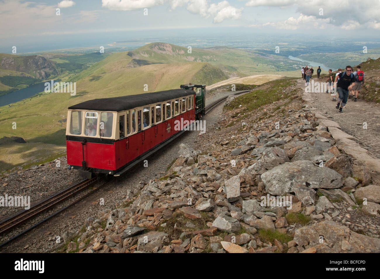 Dampfzug auf der Snowdon Mountain Railway Annäherung an der Bergstation Snowdonia North Wales Uk Stockfoto