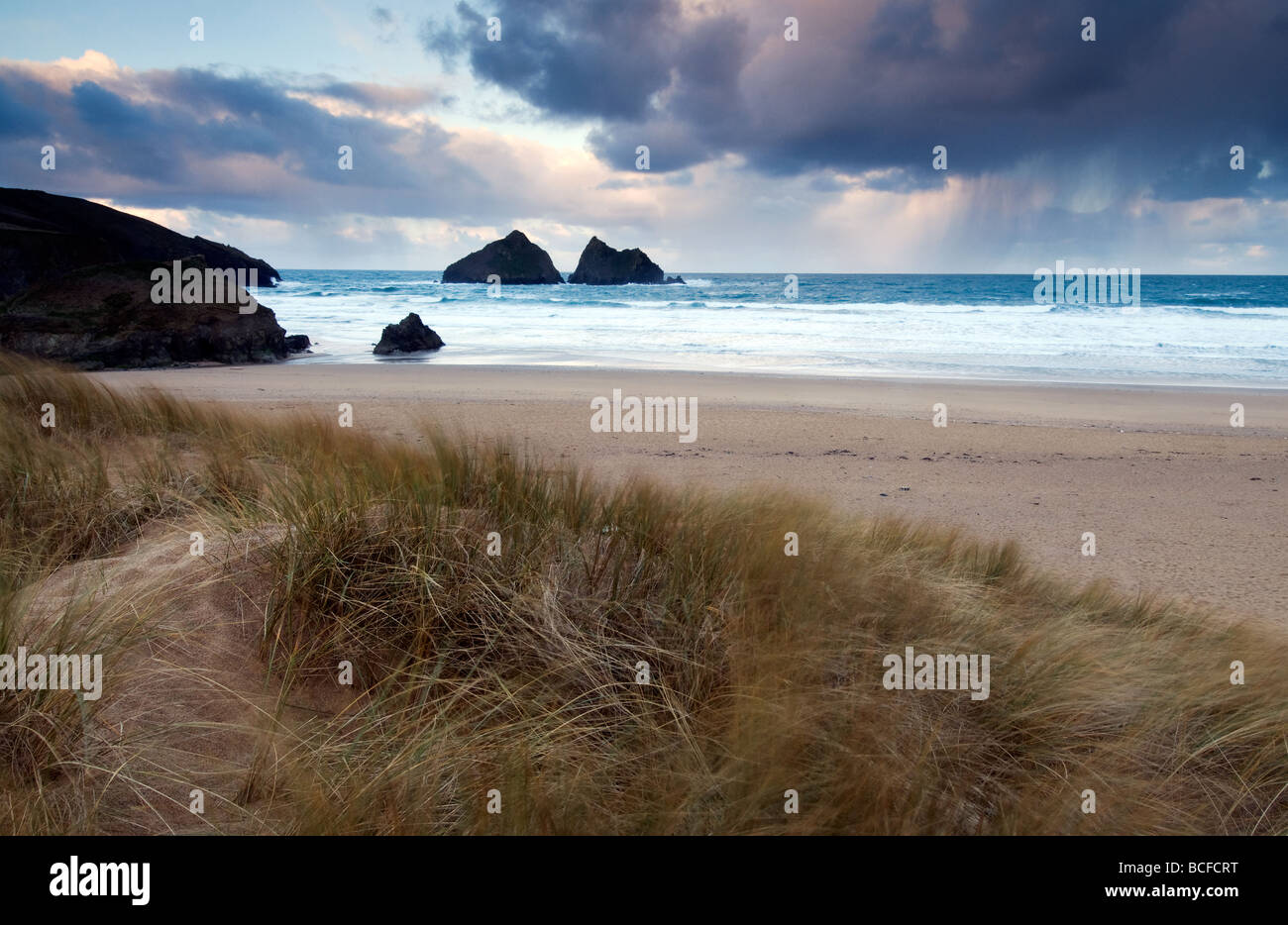Nach dem Regen am Strand von Holywell bald nach Sonnenaufgang North Cornwall Stockfoto