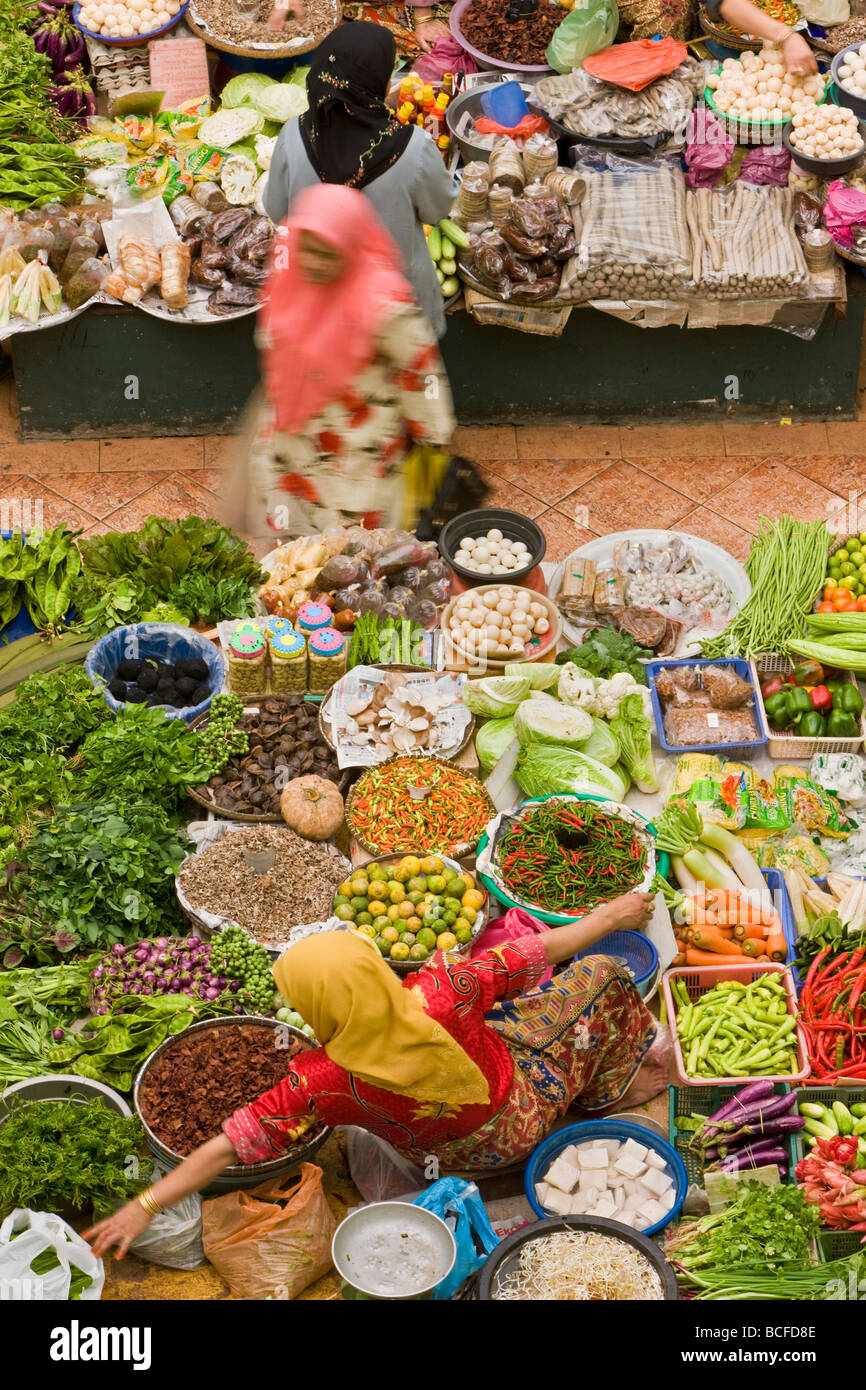 Malaysia, Kelantan Zustand, Kota Bahru, Zentralmarkt, Frau verkaufen Obst und Gemüse Stockfoto