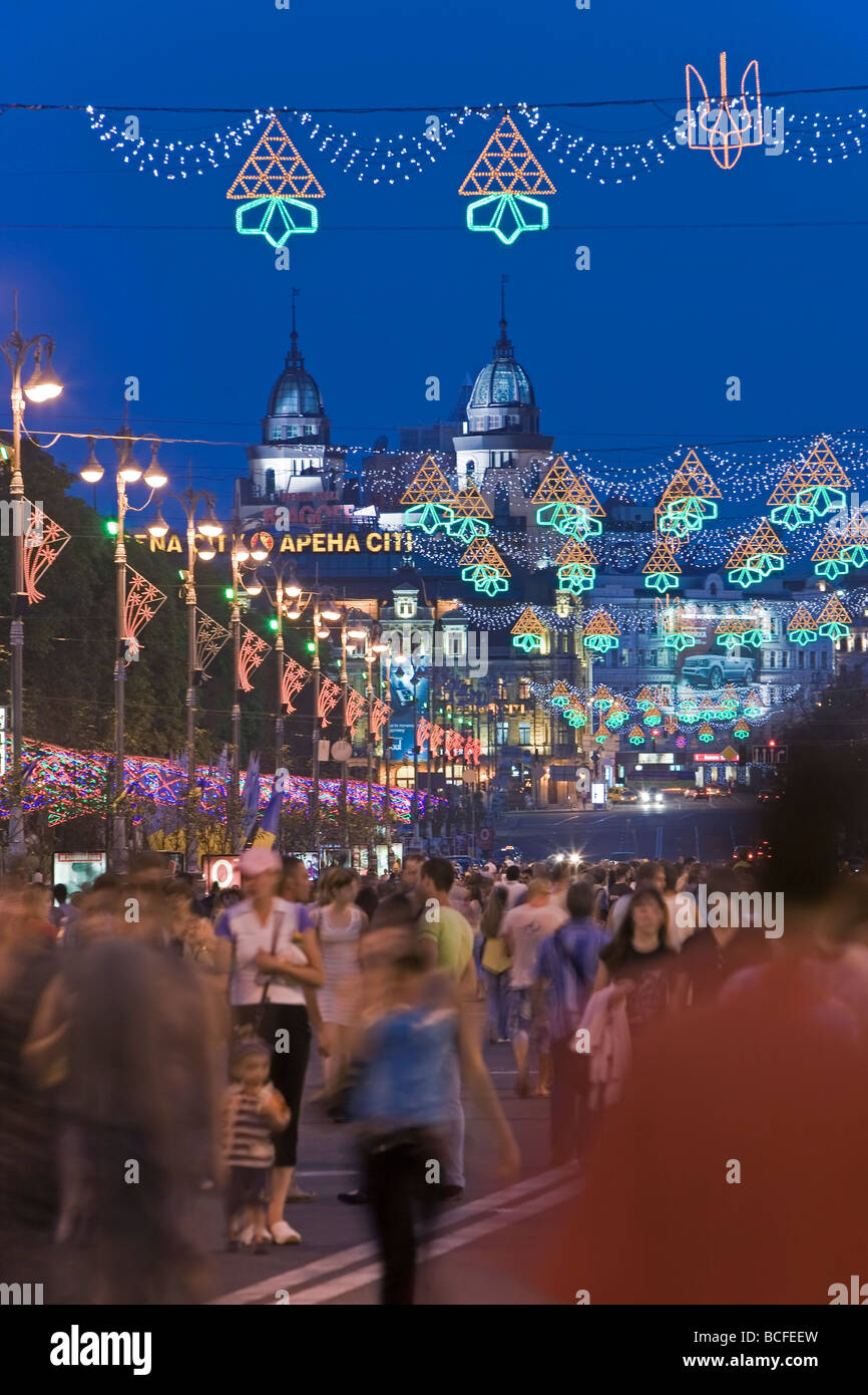 Menschen gehen, Khreshchatyk Street, Kiew, Ukraine Stockfoto