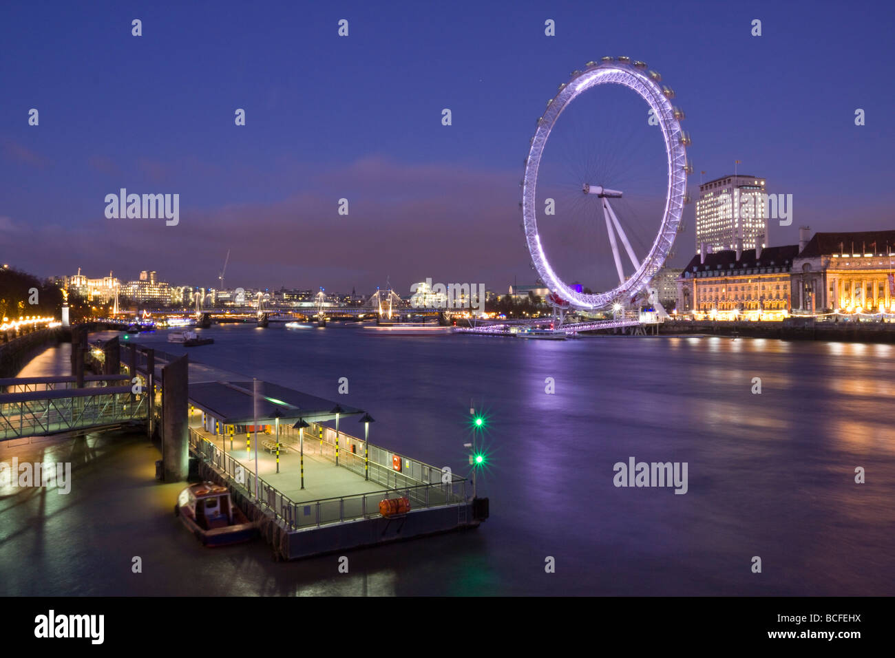 Themse und Millennium Wheel, London, England Stockfoto