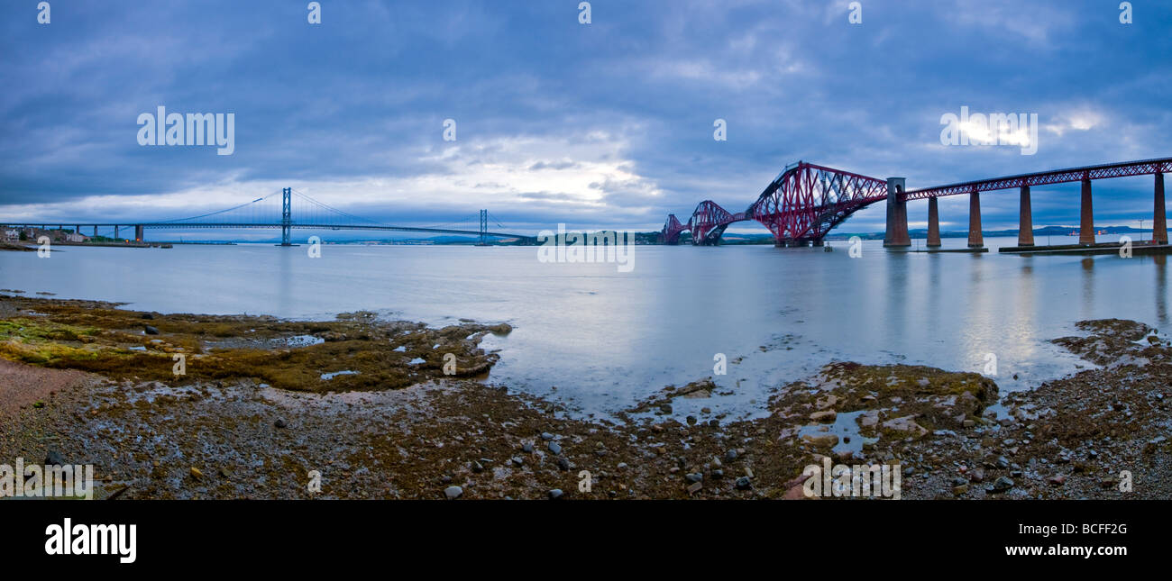 Firth of Forth, die Forth Straßen- und Eisenbahnbrücken, Edinburgh, Scotland, UK Stockfoto