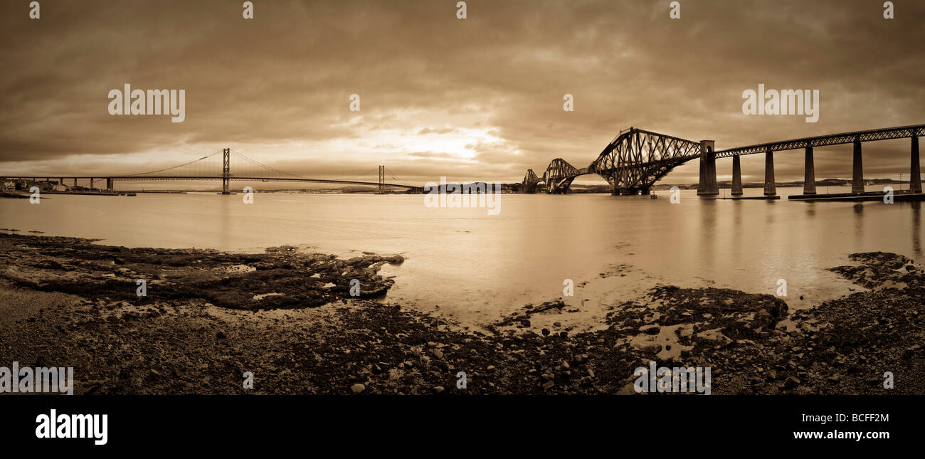 Firth of Forth, die Forth Straßen- und Eisenbahnbrücken, Edinburgh, Scotland, UK Stockfoto