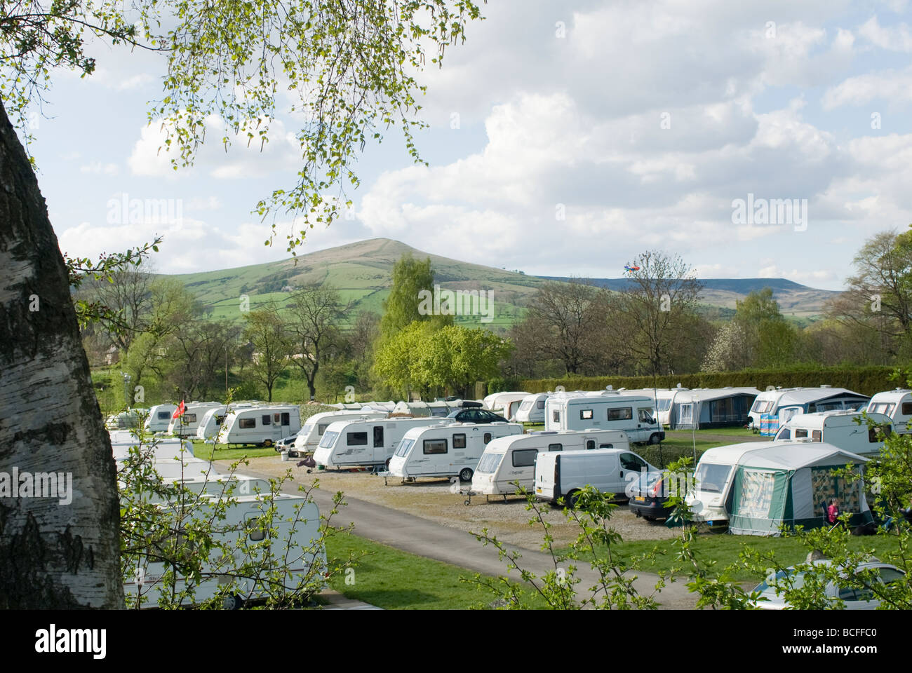Zeilen der Tourer Wohnwagen auf einem Campingplatz in Derbyshire an einem sonnigen Sommertag Stockfoto