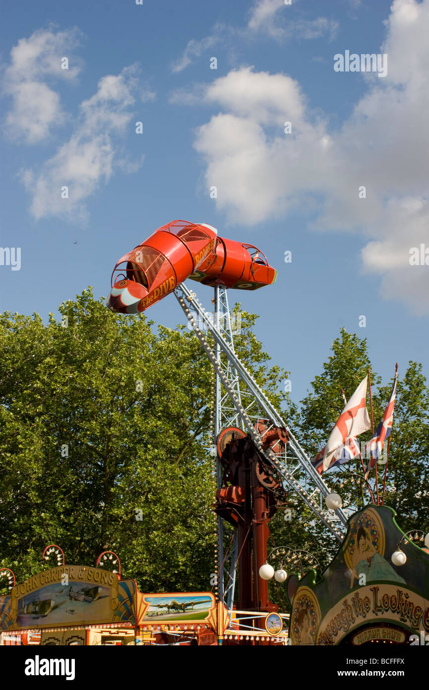 Eine Fahrt, genannt "The Dive Bomber" auf Carters Steam Fair, die coole Retro-Kirmes, sehen Sie hier im Priorat Park London reisen. Stockfoto