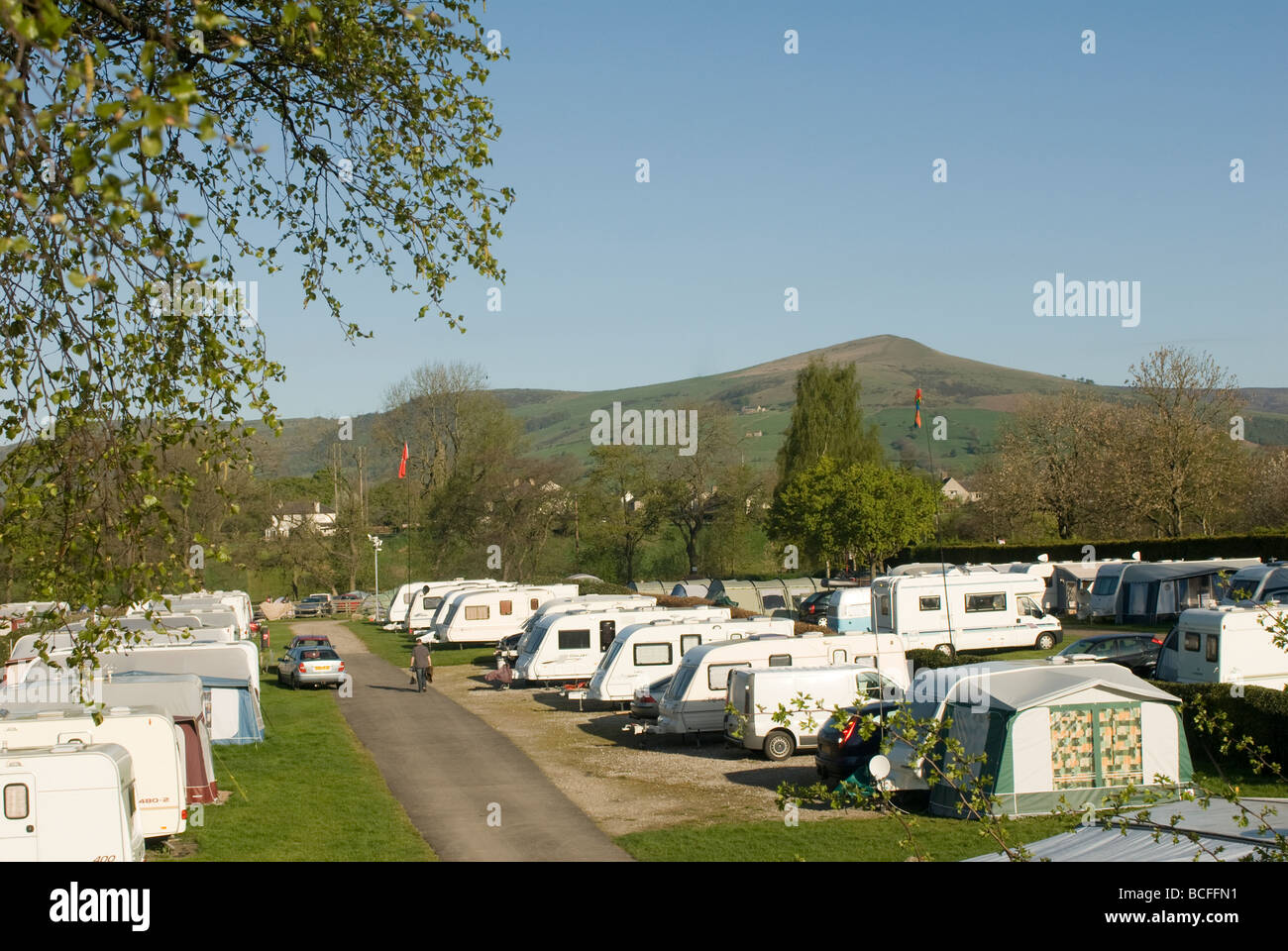 Reihen von Wohnwagen auf einem Campingplatz in Derbyshire an einem sonnigen Sommertag Stockfoto