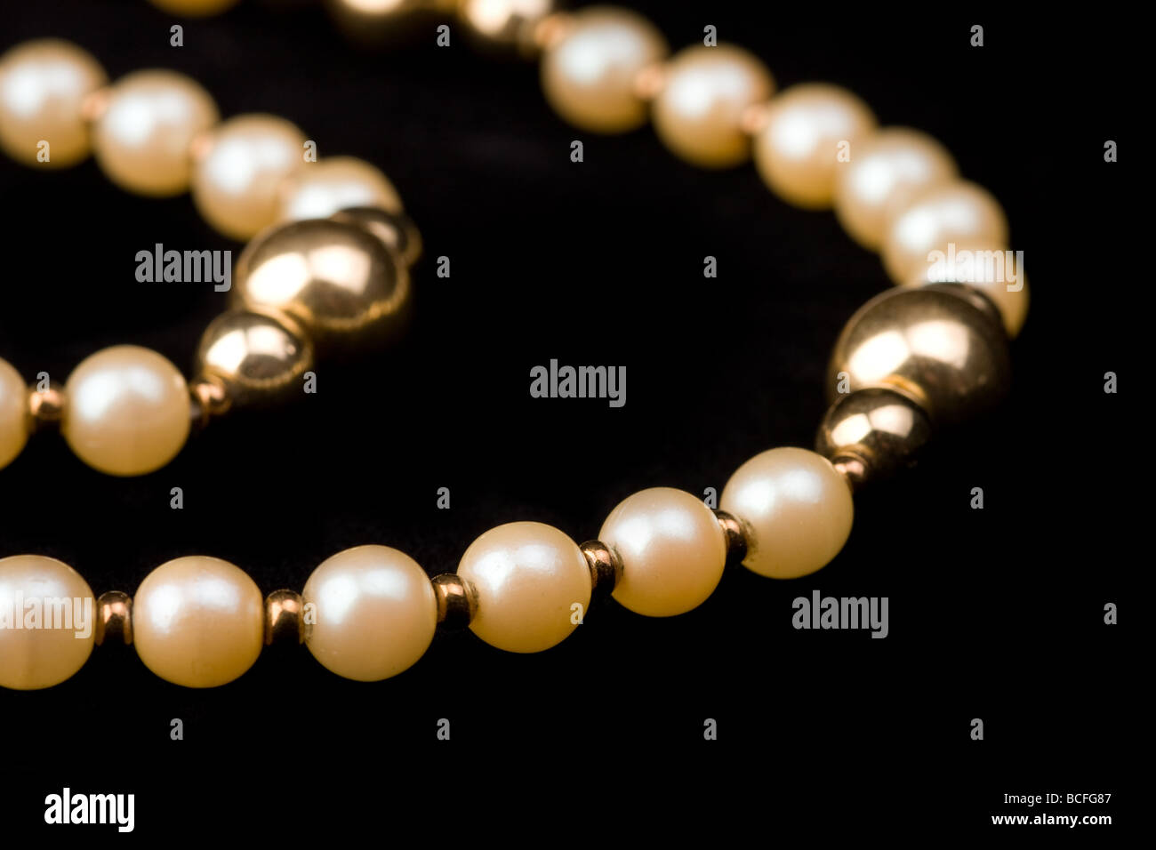 Detail der Perlenkette auf dunklem Hintergrund Stockfoto