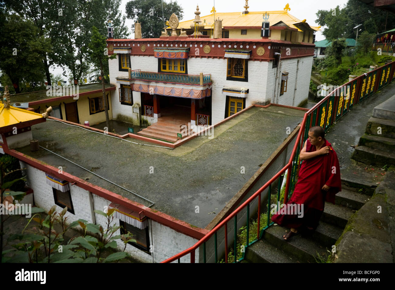 Buddhistischer Mönch geht auf Schritte, um die Dip Tse Chock Ling Gompa (Kloster) ein. McCleod Ganj. Himachal Pradesh. Indien. Stockfoto