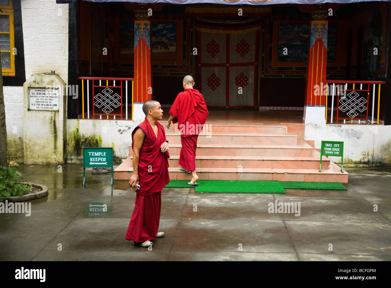 Buddhistische Mönche im Hof des Dip Tse Chock Ling Gompa (Kloster). McCleod Ganj. Himachal Pradesh. Indien. Stockfoto