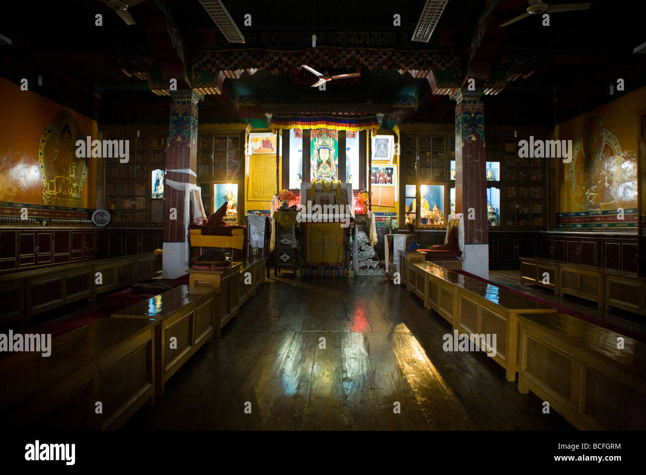 Hauptgebetshalle mit den buddhistischen Altar des Tempels Dip Tse Chock Ling Gompa (Kloster). McCleod Ganj. Himachal Pradesh. Indien. Stockfoto