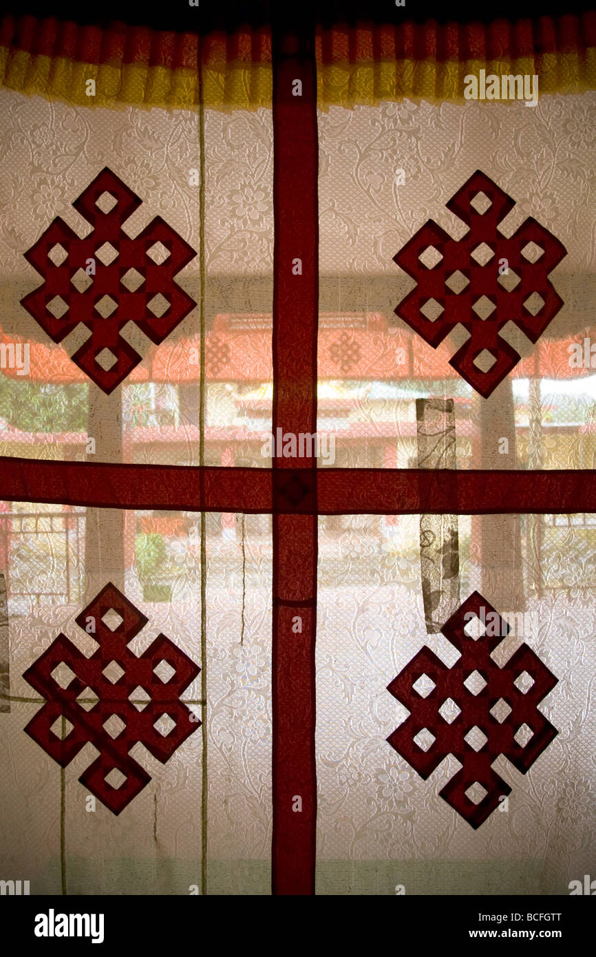 Stoff Stoff Bildschirm über ein Fenster der Haupthalle Dip Tse Chock Ling Gompa (Kloster). McCleod Ganj. Himachal Pradesh. Indien. Stockfoto
