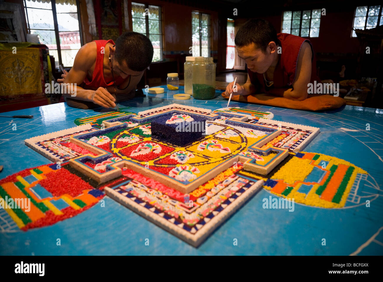 Buddhistischer Mönch auf ein Sandmandala im Dip Tse Chock Ling Gompa (Kloster) arbeiten. McCleod Ganj. Himachal Pradesh. Indien. Stockfoto