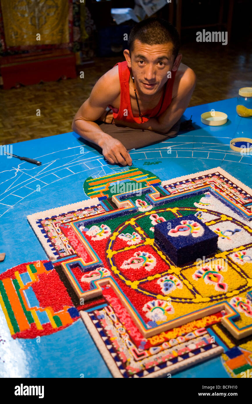Buddhistischer Mönch auf ein Sandmandala im Dip Tse Chock Ling Gompa (Kloster) arbeiten. McCleod Ganj. Himachal Pradesh. Indien. Stockfoto