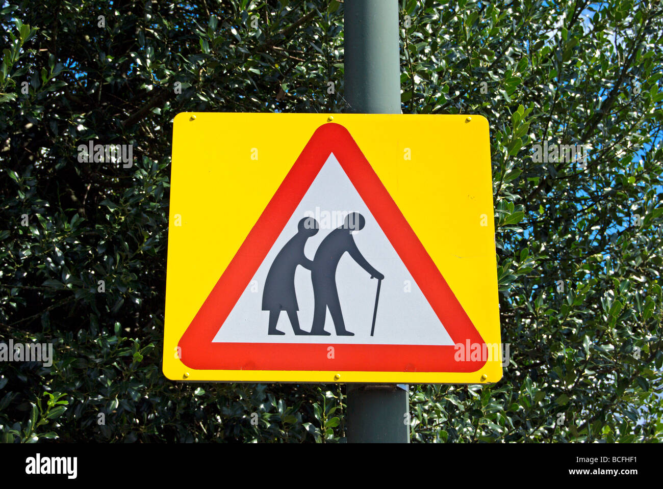 britische Straße Zeichen Warnung Fahrer, dass ältere Menschen die Straße überqueren kann Stockfoto
