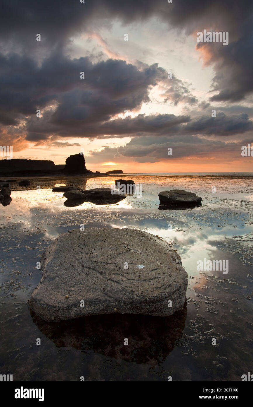 Sommer Sonnenuntergang am Black Nab gegen Bay in der Nähe von Whitby North Yorkshire Coast Stockfoto