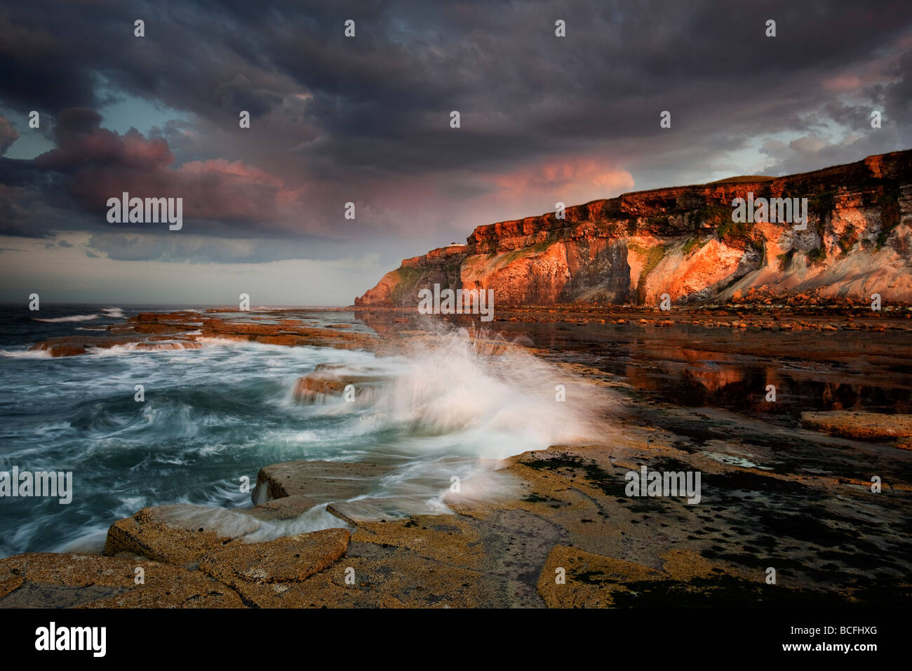 Sommer Sonnenuntergang am gegen Bay und Whitestone Point in der Nähe von Whitby North Yorkshire Coast Stockfoto