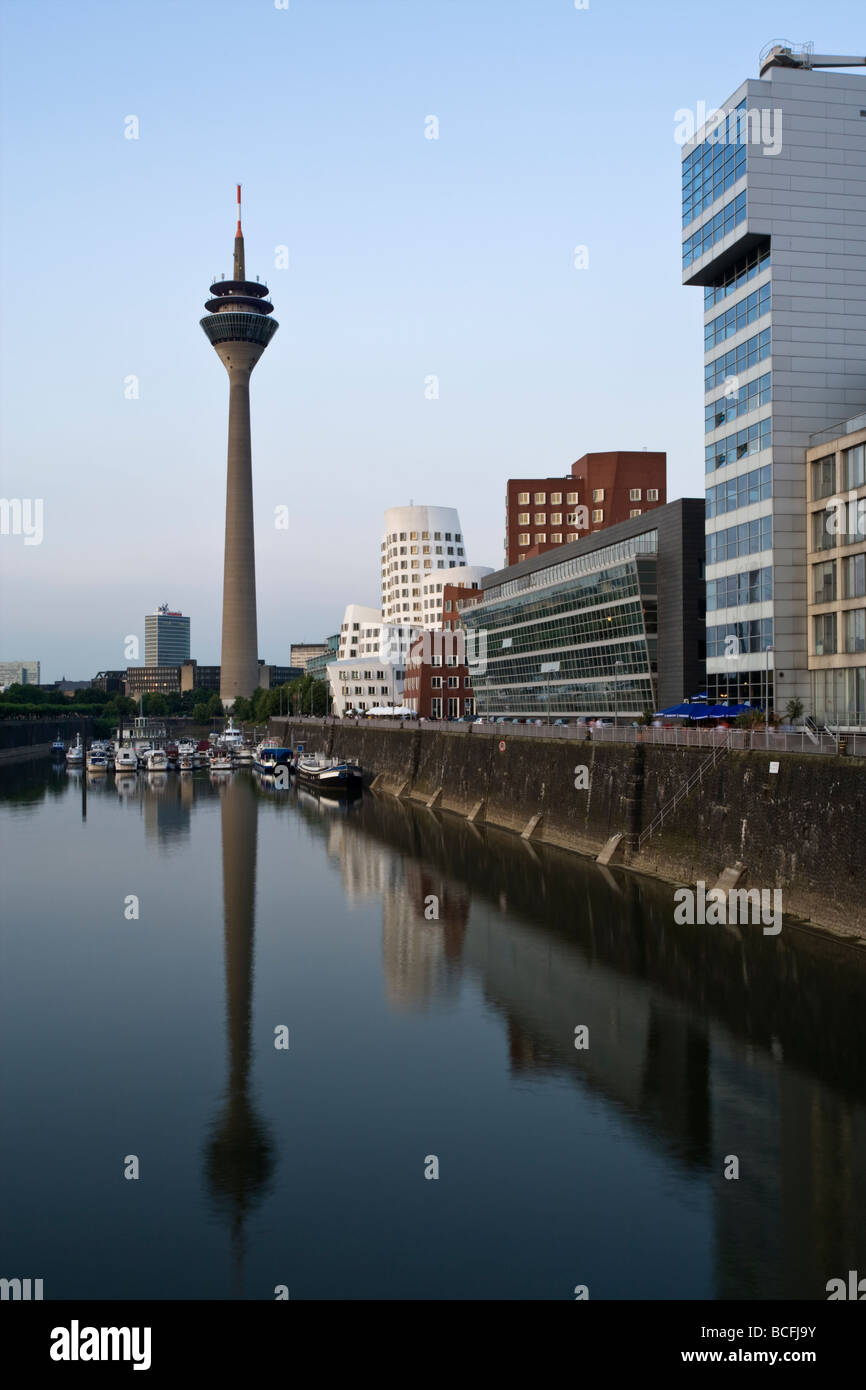 Rheinturm, Marina und Gebäude am MediaHarbor in Düsseldorf Stockfoto