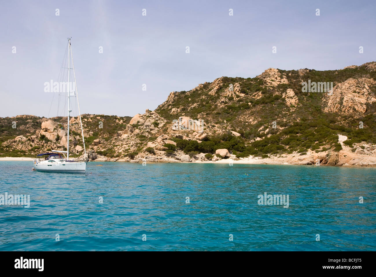 Eine Yacht vor der Küste von Budelli Insel Sardinien verankert Stockfoto