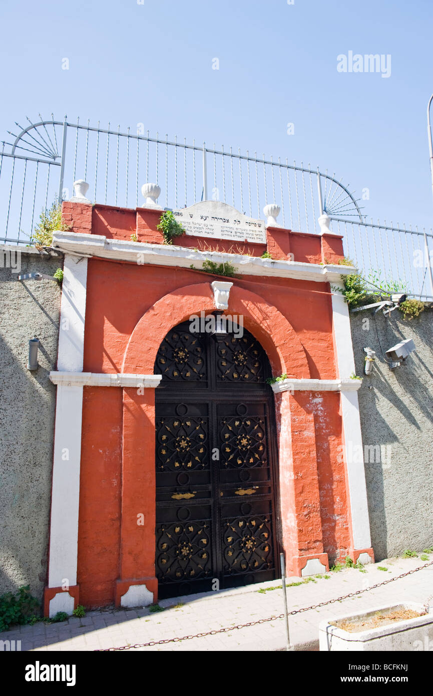 Türkei, Istanbul, Eingang in die Sephardi Ahrida Synagoge gegründet 1430 durch die Juden des Ockers, hebräischen Text der Notiz über den Toren Stockfoto