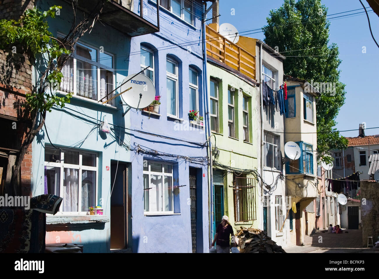 Türkei, Istanbul, typische Straße in der Altstadt mit Häusern in mehreren hellen Pastellfarben, alle mit Satellitenschüsseln lackiert Stockfoto