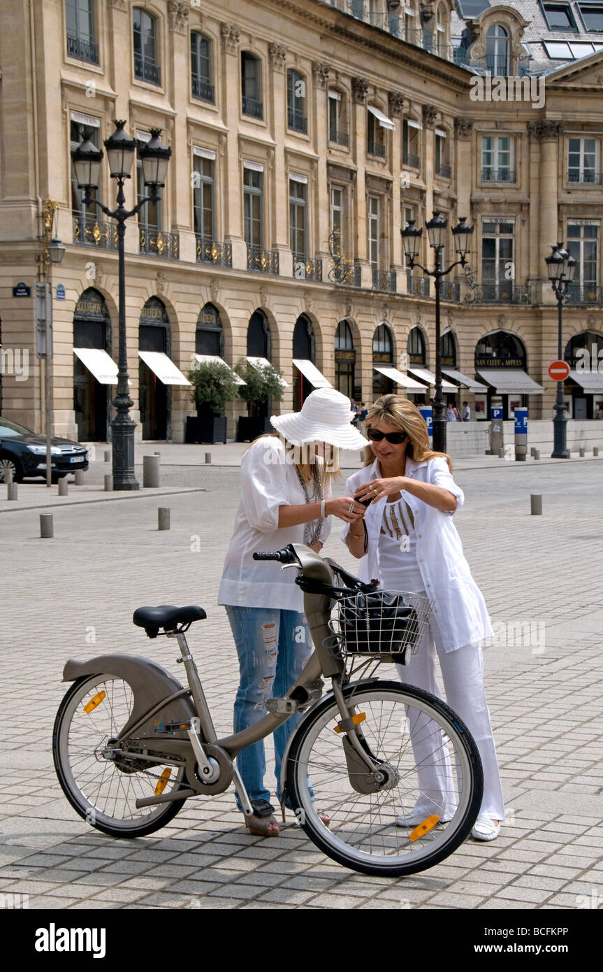Place Vendome Paris Frankreich, Frauen Mode Fahrrad Fahrrad Fahrrad Stockfoto