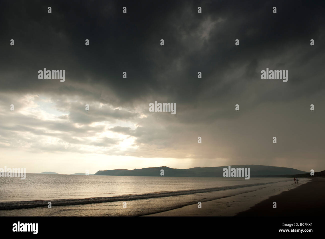 Dunkle Gewitterwolken über Porth Neigwl Hölle Mund Strand auf der Lleyn Halbinsel Gwynedd nördlich brütende wales UK Stockfoto