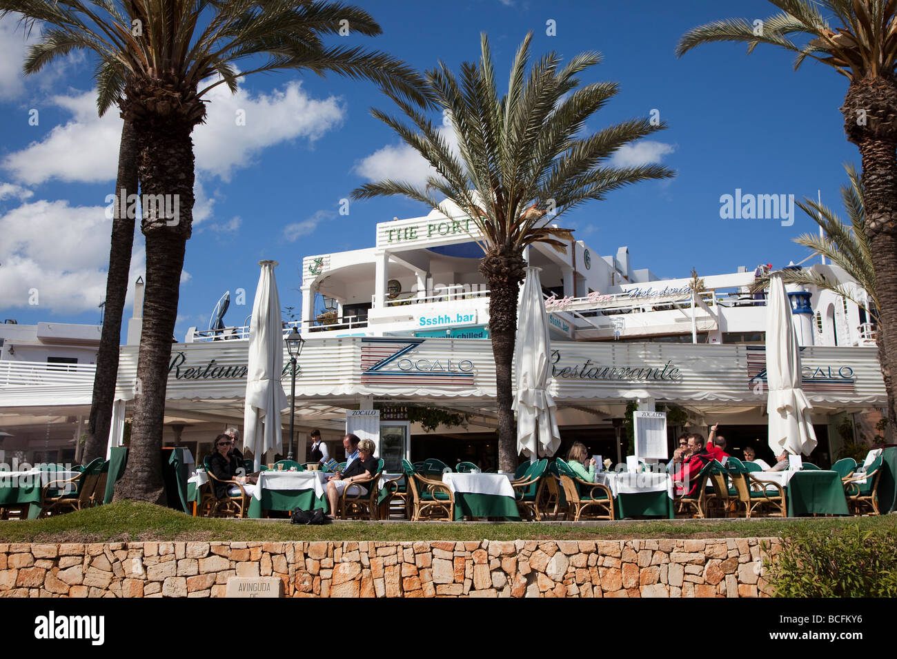 Menschen in Kai Outdoor-Restaurant Cala d ' or Mallorca Spanien Stockfoto