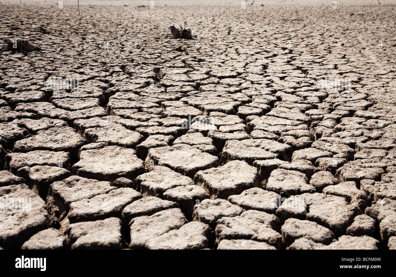 Dürre ausgetrocknet rissige Erde, die trockenen senteurs Erderwärmung wasserlosen Risse Stockfoto