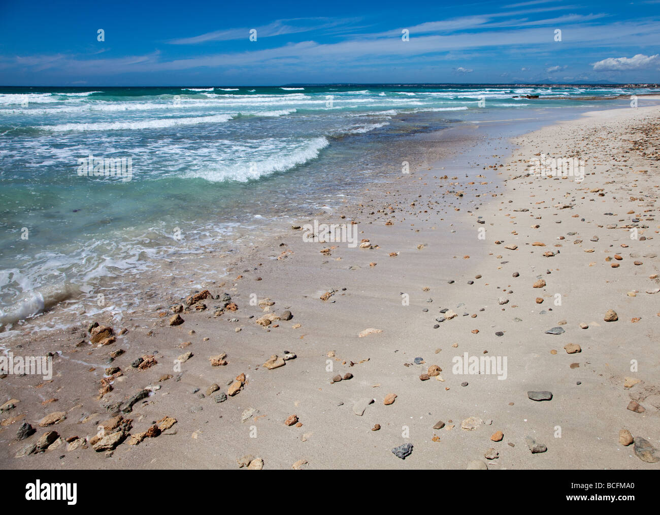 Wellen und Untiefen auf Strand mit Felsen Platja des Trenc-Mallorca-Spanien Stockfoto