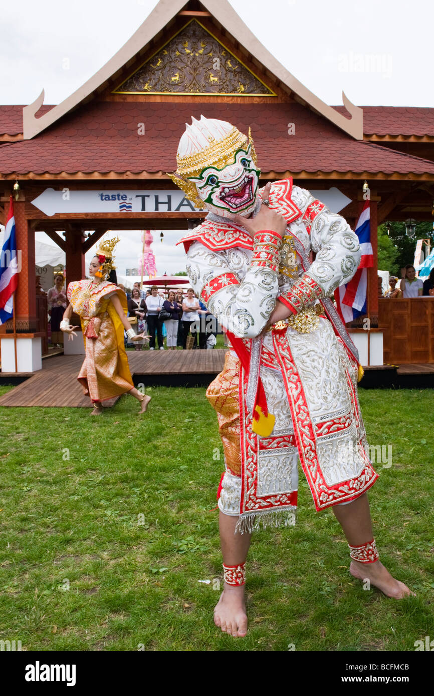 Geschmack von London, Thai Tänzerinnen unterhalten Publikum mit klassischen traditionellen Tänze oder Khon & Kostüme & Affe König Maske Stockfoto