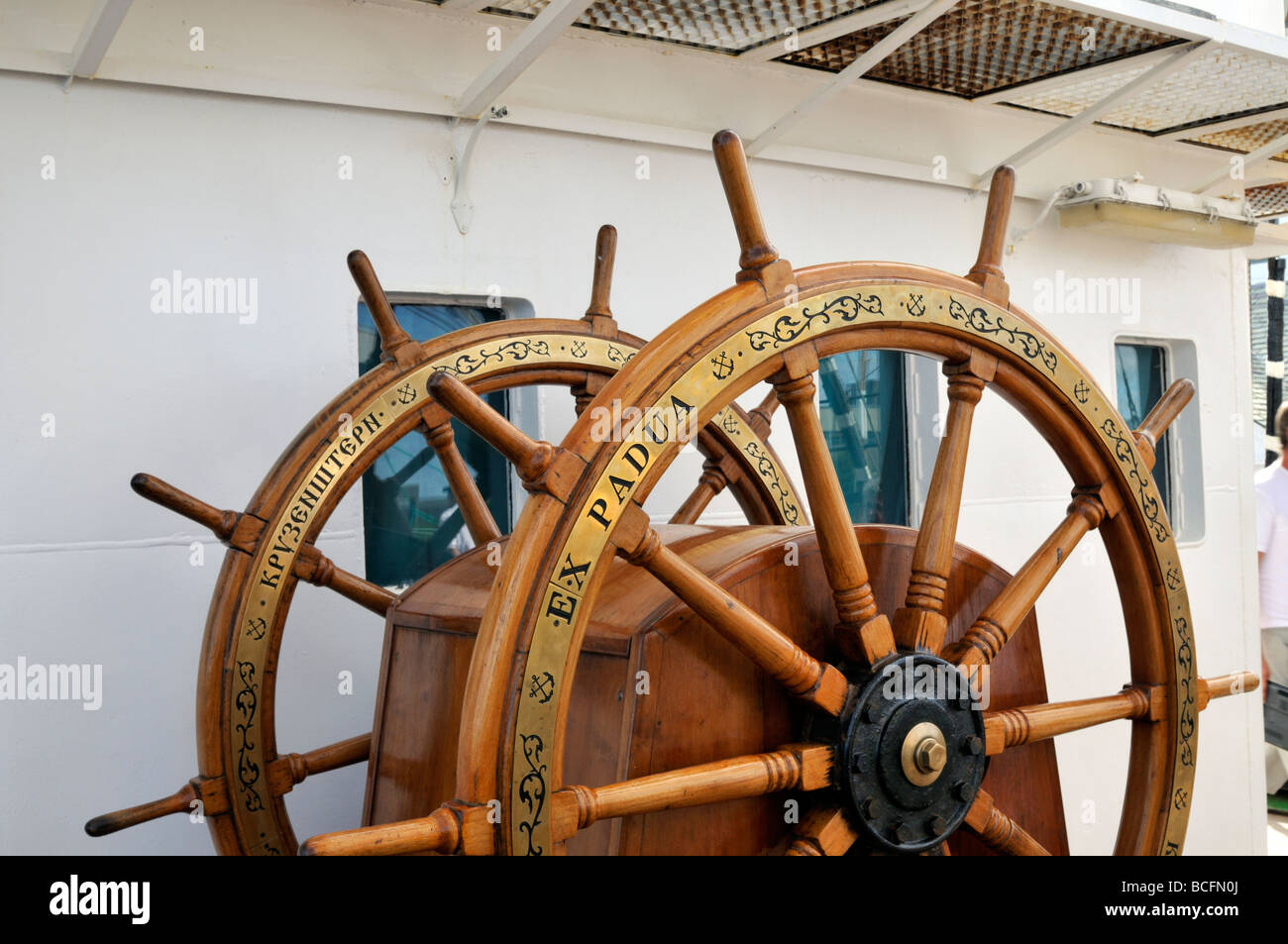 TWP hölzerne Steuerräder eines Segelschiffes Stockfoto