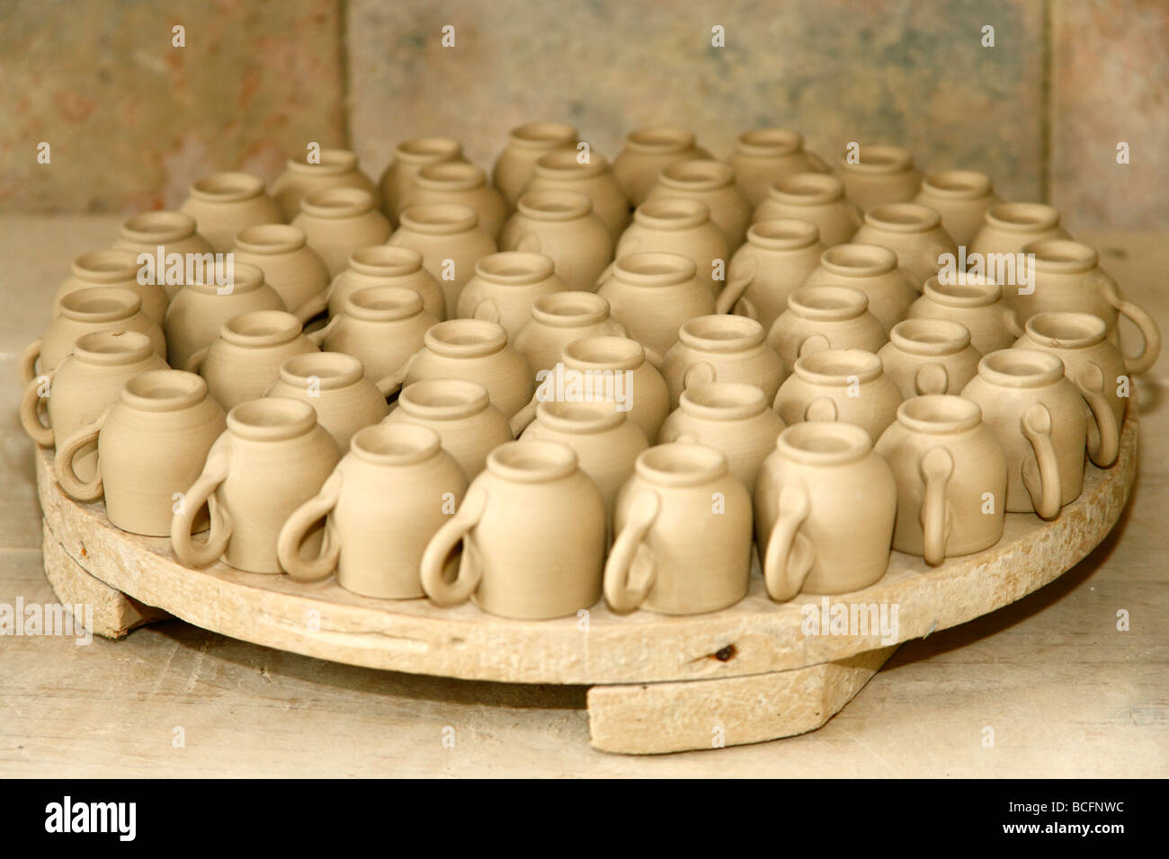 Kleine Kaffeetassen aus Ton, die mit traditionellen Methoden in Cerâmica Vieira gemacht. Lagoa, Azoren. Diese sind noch trocknen Stockfoto