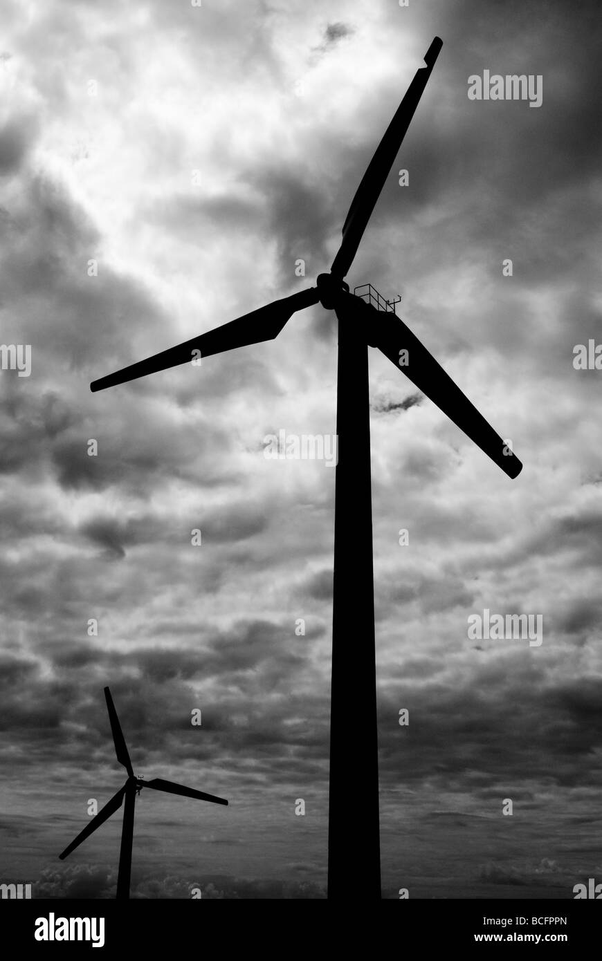 Schwarz / weiß Silhouette von Windkraftanlagen. Stockfoto