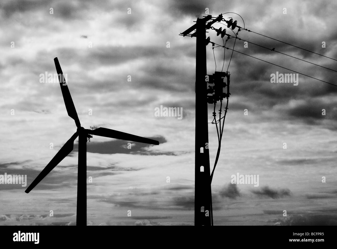 Schwarz / weiß Silhouette von Windturbine und Stromkabeln und Pol. Stockfoto