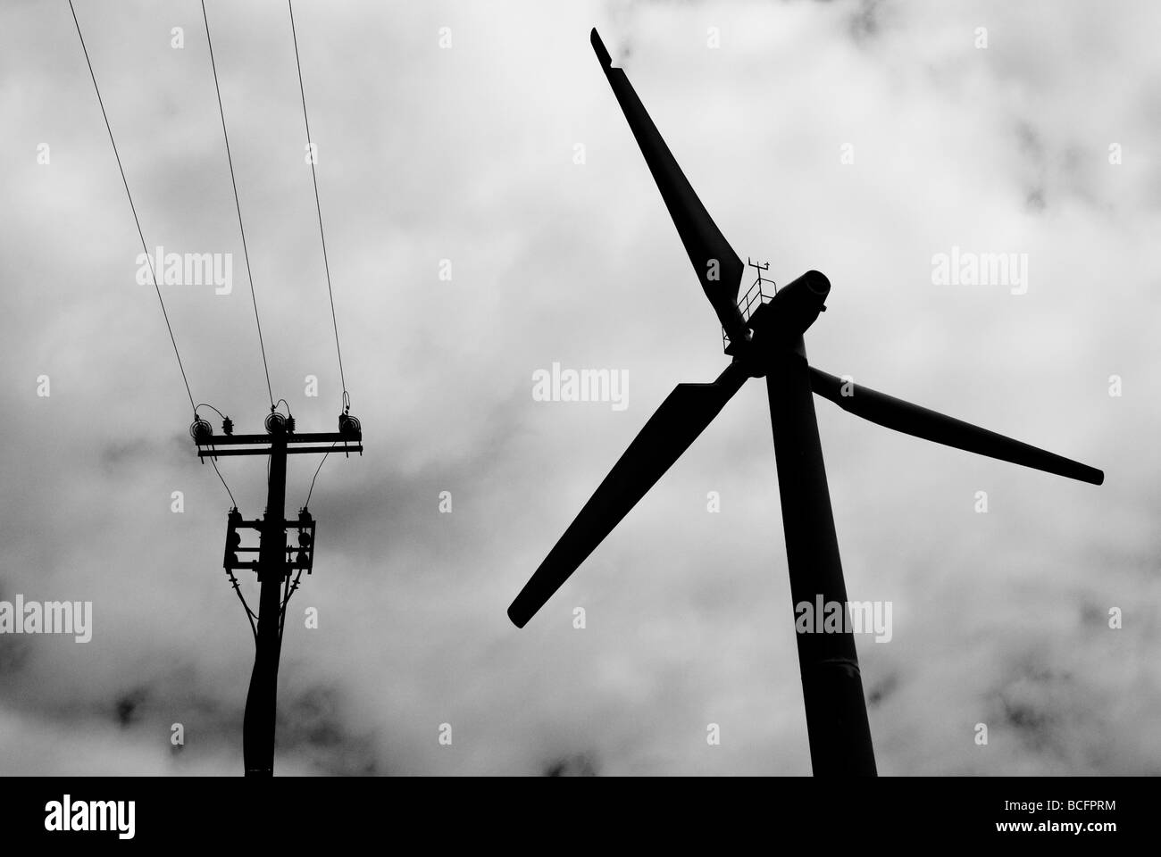 Schwarz / weiß Silhouette von Windturbine und Stromkabeln und Pol. Stockfoto