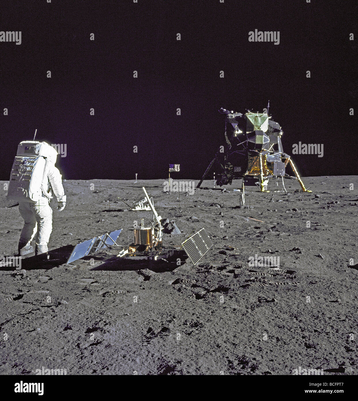 NASA Astronaut Buzz Aldrin und Seismometer auf Mond Stockfoto
