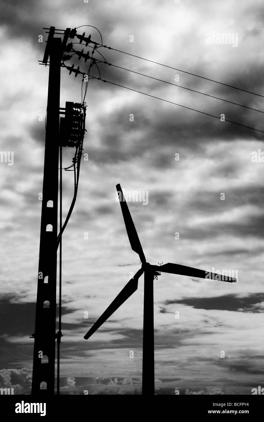 Schwarz / weiß Silhouette von Windturbine und Stromkabeln und Pol. Stockfoto