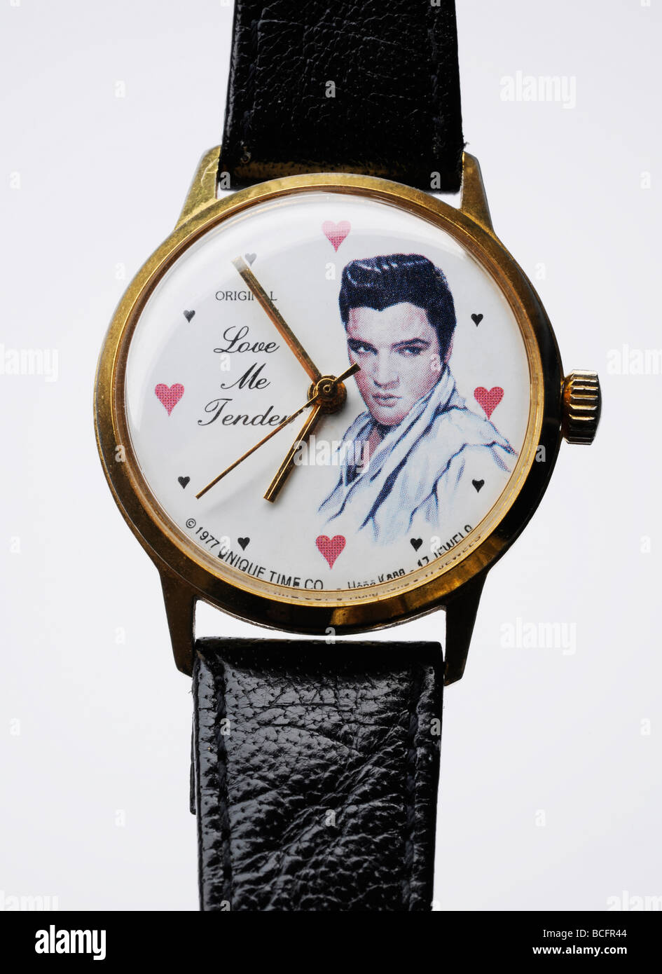 Elvis Presley-Uhr mit Porträt, Herzen und "Love Me Tender" Wortlaut. Stockfoto