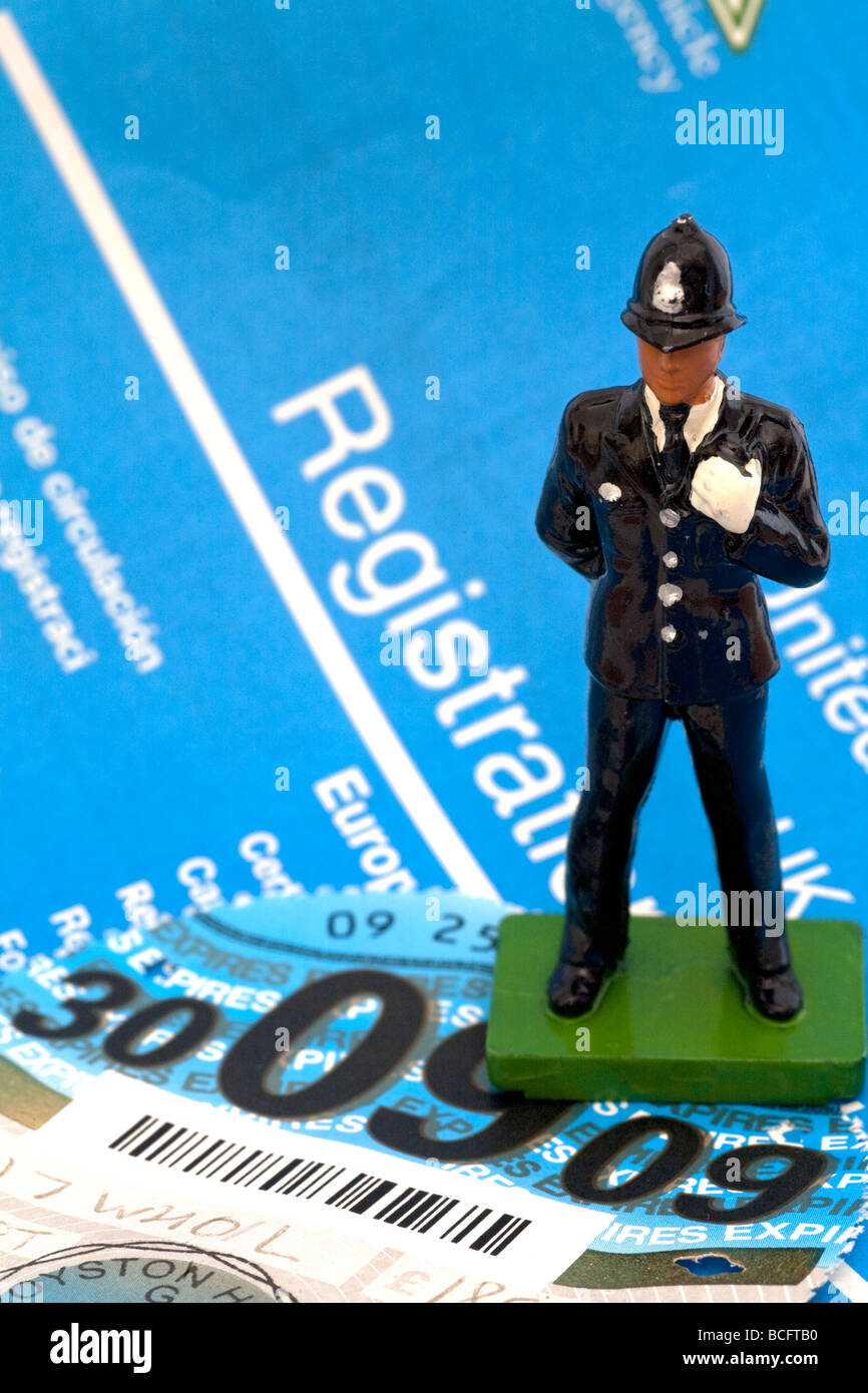 Modell des Polizisten gegen UK-Kfz-Steuer-CD und Erneuerung form Stockfoto
