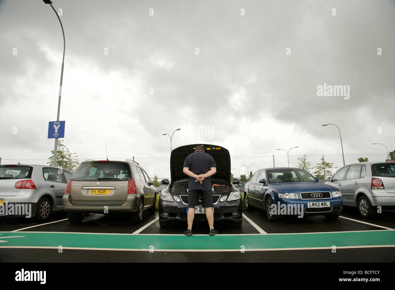 Mietwagen in einen Flughafenparkplatz mit Besitzer aufgeschlüsselt Stockfoto