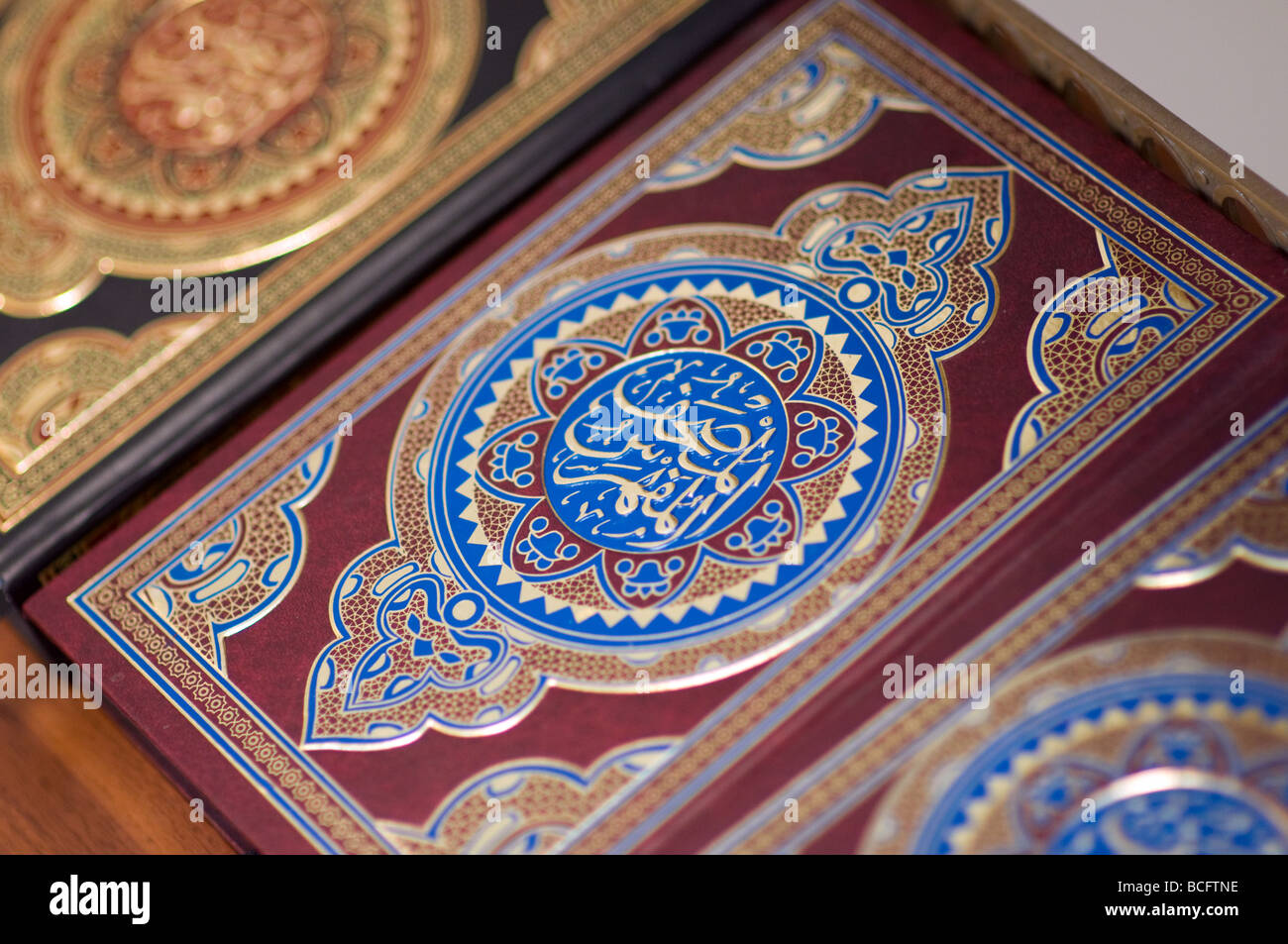 Koran Bücher bei Sheikh Zayed Moschee, Abu Dhabi Stockfoto
