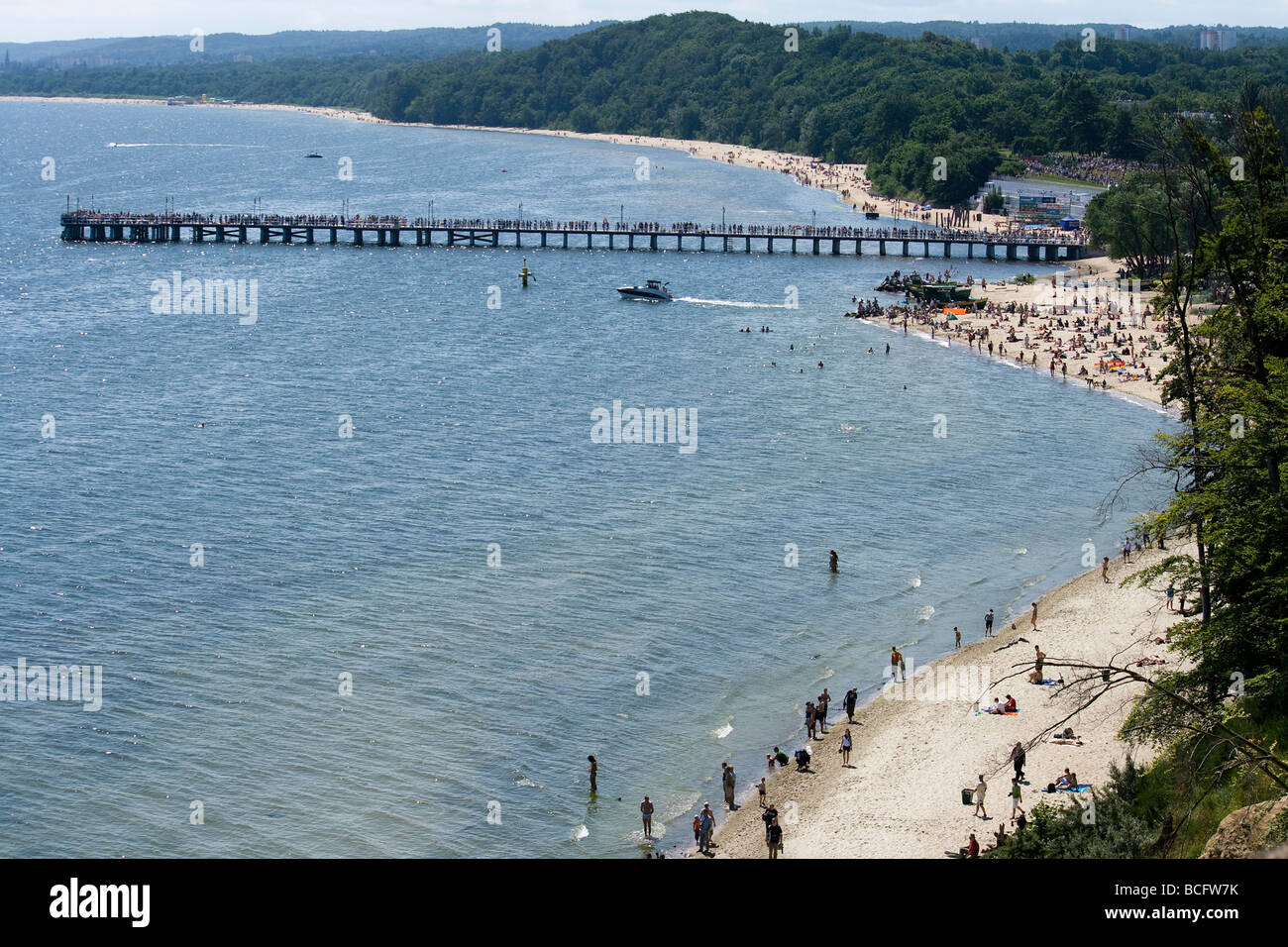 Während große Schiffe Rennen 2009 Beginn in Gdynia sahen viele Zuschauer die Parade vom Strand und Molo in Gdynia. Stockfoto