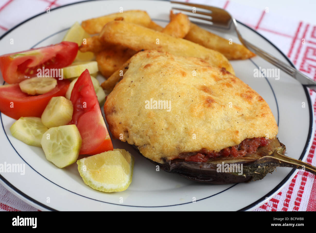 Traditionelle griechische fertig, Aubergine gefüllt mit Tomaten und Petersilie Fleischsauce und gekrönt mit bechamel Stockfoto