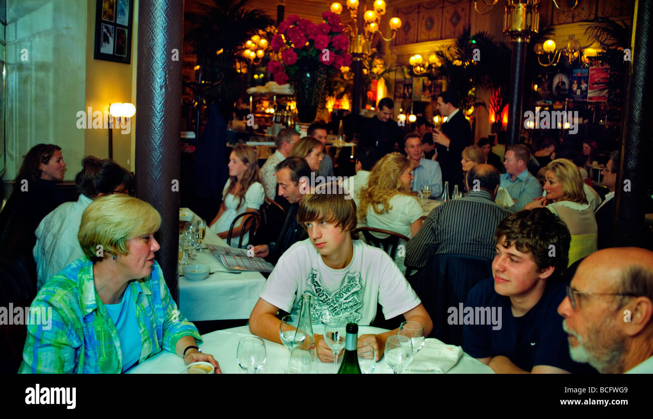 Paris Frankreich, Französische Brasserie Restaurant 'Le Grand Colbert' amerikanischer Tourist Familienessen, drinnen, Jugendliche reden, überfülltes Restaurant, Leute Stockfoto