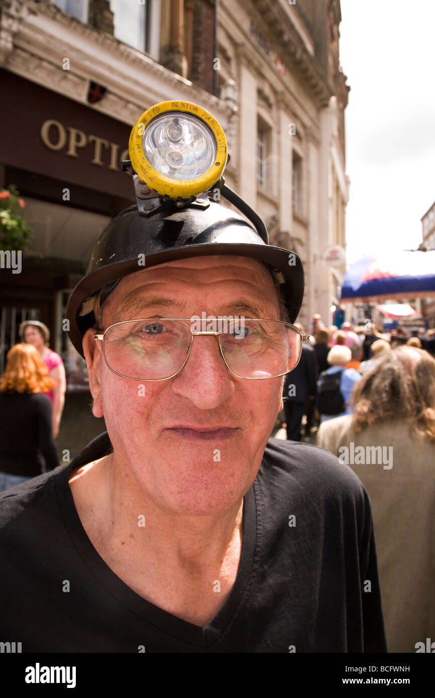 Ein ehemaliger Bergmann trägt einen Helm von Grube und nimmt an der 2009 Durham Bergarbeiter Gala. Stockfoto