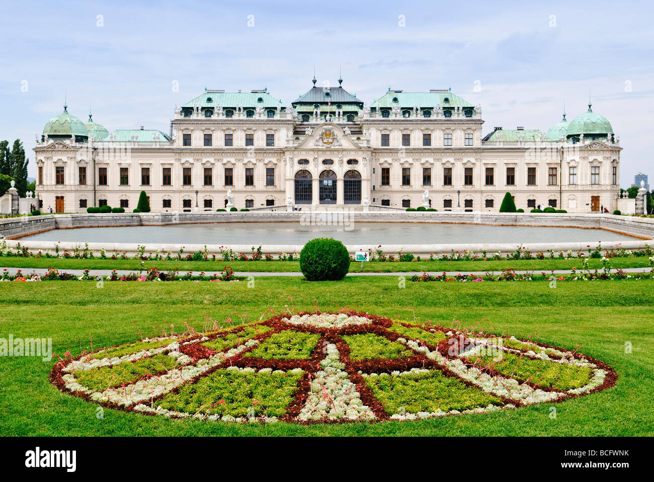 Schloss Belvedere in Wien, Österreich, erbaut für Prinz Eugene von Savoyen. Schloss Schönbrunn, ein herrliches barockes architektonisches Meisterwerk in Wien, war die ehemalige Sommerresidenz der Habsburger Monarchen. Heute gehören der Palast und seine weitläufigen Gärten zum UNESCO-Weltkulturerbe und ziehen jedes Jahr Millionen von Besuchern an, die seine historische und kulturelle Bedeutung zu schätzen wissen. Stockfoto